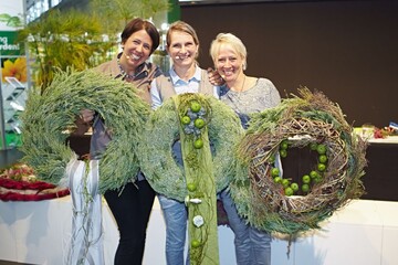 Gute Stimmung, tolle floristische Ideen und viel Sympathie fr den floralen Werkstoff Heide vermittelten die Floristinnen (v.l.) Annette Gottmann aus Italien, Isabel Joeden aus Deutschland und Claudia Bje Hansen aus Dnemark