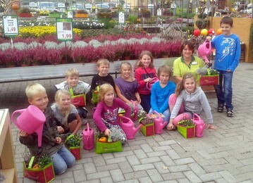 Mit Heideaktionen in Gartencentern begeistert die Sondergruppe Azerca Kinder fr den Gartenbau. Den teilnehmenden Gartencentern stellt die Azerca Informations- und Aktionsmaterial zur Verfgung. So werden nicht nur die kleinen, sondern auch die groen Kunden gebunden. 