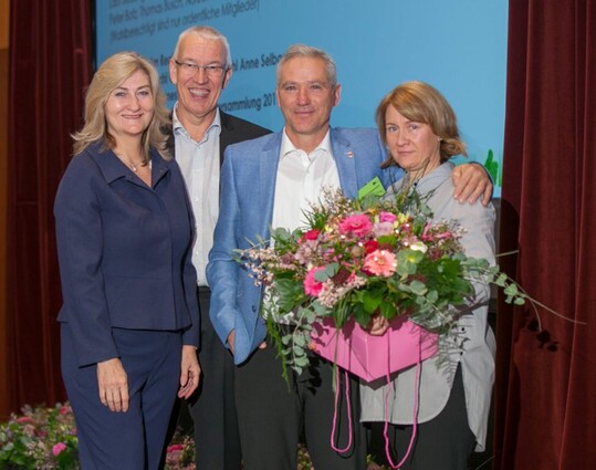 Martina Mensing-Mechelburg (links) und Peter Botz (2.v.l.) dankten Eckhard und Grit Heinemann fr ihr Engagement