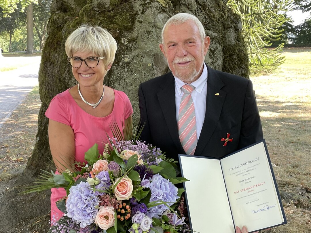 Eva Kähler-Theuerkauf gratuliert Heinrich Hiep