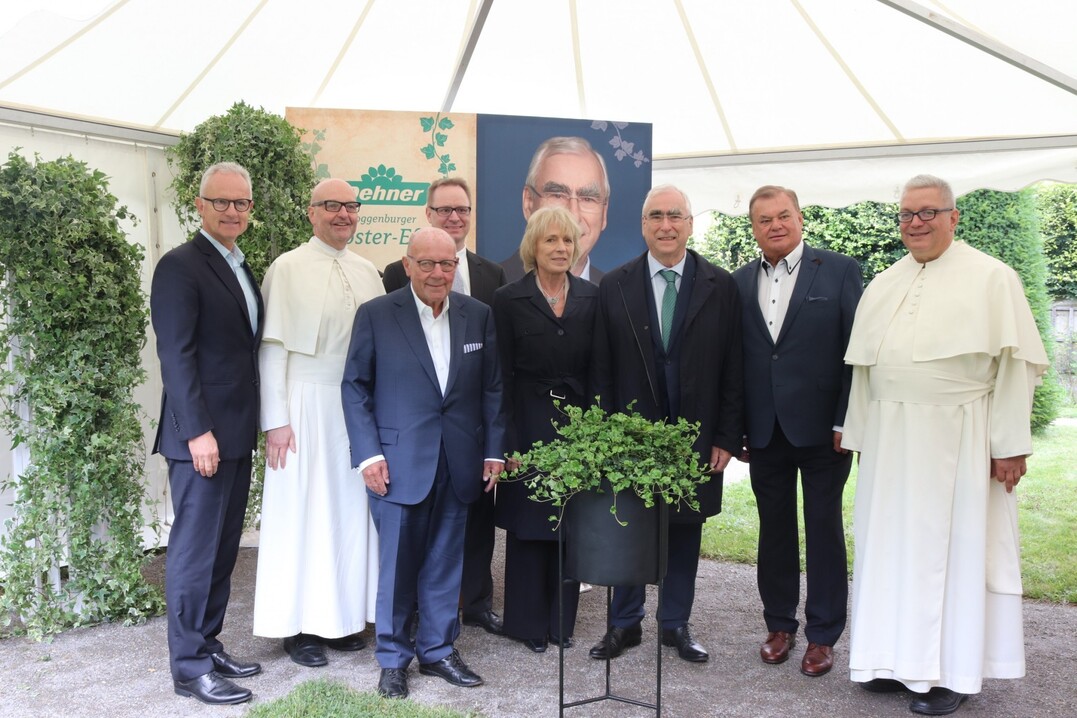 Von links: Hans Müller (Geschäftsführung Helix Pflanzen GmbH), Pater Stefan Kling (Prior des Klosters Roggenburg), Albert Weber (Seniorchef Dehner), Thorsten Freudenberger (Landrat und Vorsitzender des Vereins der Freunde des Klosters Roggenburg), Dr. Irene Epple-Waigel (Ehefrau von Dr. Theo Waigel), Dr. Theo Waigel (Bundesminister a.D.), Wolfgang Graeser (Geschäftsbereichsleiter Grün Dehner Gartencenter GmbH & Co. KG), Pater Roman Löschinger (Provisor des Klosters Roggenburg)