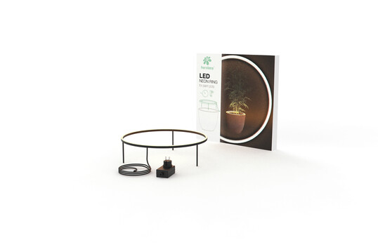 Mit den LED-Leuchtsystemen
von Herstera Garden aus Barcelona bringt
man das Licht in den Blumenkbel. Neben
Lsungen fr lngliche Lichtquellen als Strip
und Stick stellt Herstera jetzt als Weiterentwicklung einen wetterfesten (IP 65) Lichtring
in vier Gren vor. Zum Herstera-Programm
gehrt auch ein Smart-Garden-System, um
die Gartenbeleuchtung via Handy zu steuern. 