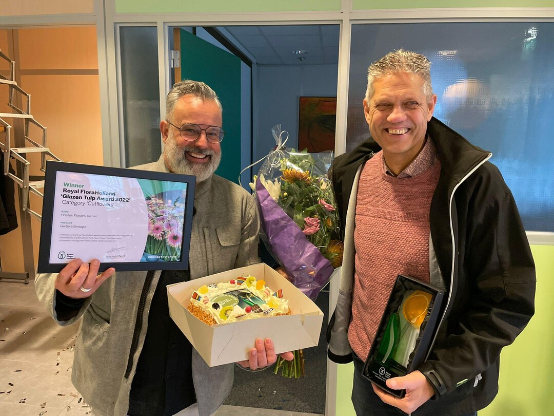 Holstein Flowers gewinnt den Glazen Tulp Award in der Kategorie Schnittblumen. Romeo Sommers (l.) überreicht die Auszeichnung.