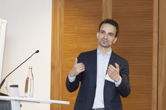 "Frher war nicht alles besser, aus Konsumentsicht war frher, vor der Digitalisierung, alles schlechter! Aber auch fr den handel ergeben sich aus der Digitalisierung Chancen. Was wirklich gefhrlich ist, ist sich nicht zu verndern!" (Adrian Hotz, Adrian Hotz E-Commerce Beratung)