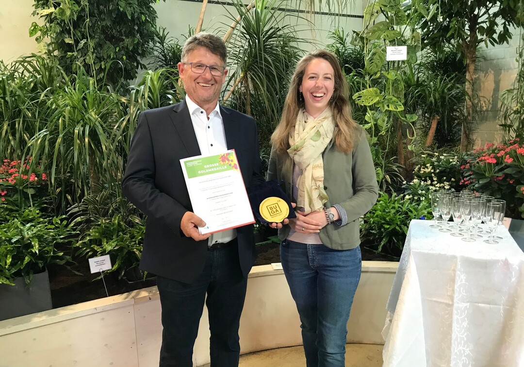 Leo Thissen erhielt die Groe Goldmedaille der Deutschen Bundesgartenschau-Gesellschaft (DBG) von DBG-Mitarbeiterin Corinna Klein.