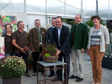In der Blumeninsel Kuck am Altmhlsee fand die Auftaktveranstaltung fr Mittelfranken statt. Schirmherr Manuel Westphal, MdL zeigte sich begeistert von den Farben der im herbstlichen Sonnenlicht leuchtenden Pflanzen. V.l.n.r.: Ehepaar Kuck, Frank Phillips, BGV-Bezirksvorsitzender fr Mittefranken, Dr. Hans-Peter Neumann, zweiter Brgermeister von Gunzenhausen, Manuel Westphal MdL, Jrg Freimuth, BGV-Geschftsfhrer, Gundula Holm (Gartenbauzentrum Bayern-Mitte)