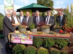 Den Reigen der "Herbstlich willkommen"-Auftaktveranstaltungen schloss die Gärtnerei Ziereis, Schwarzenfeld in der Oberpfalz. Hier legten neben Schirmherr Bürgermeister Rodde bei der Bepflanzung der herbstlichen Weidenkörbe tatkräftig Hand an: Betriebsinhaber Johann Ziereis, Anton Liedl, Berufsschulzentrum Regensburg, BGV-Präsident Roland Albert, Joachim Hanisch (stellv. Landrat und MdL), Karl Holmeier (MdB) und Bernd Fischer, BGV-Bezirksvorsitzender für die Oberpfalz