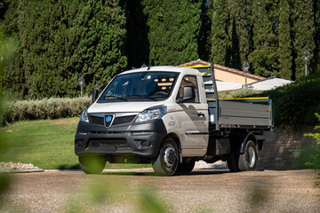 Die Firma HWNtec (Hesse Winterdienst- und Nutzfahrzeugtechnik) 
bringt in enger Kooperation mit dem Hersteller Cucini Officine Srl. 
aus Italien das Donkey 2.0 4x4 Allradsystem fr den Piaggio 
Porter NP6 auf den deutschen Markt.
