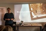 Imkerin Martina Thalmayr, Stadtbiene.org, stellt den Mitarbeitern spannende Bienenfacts vor