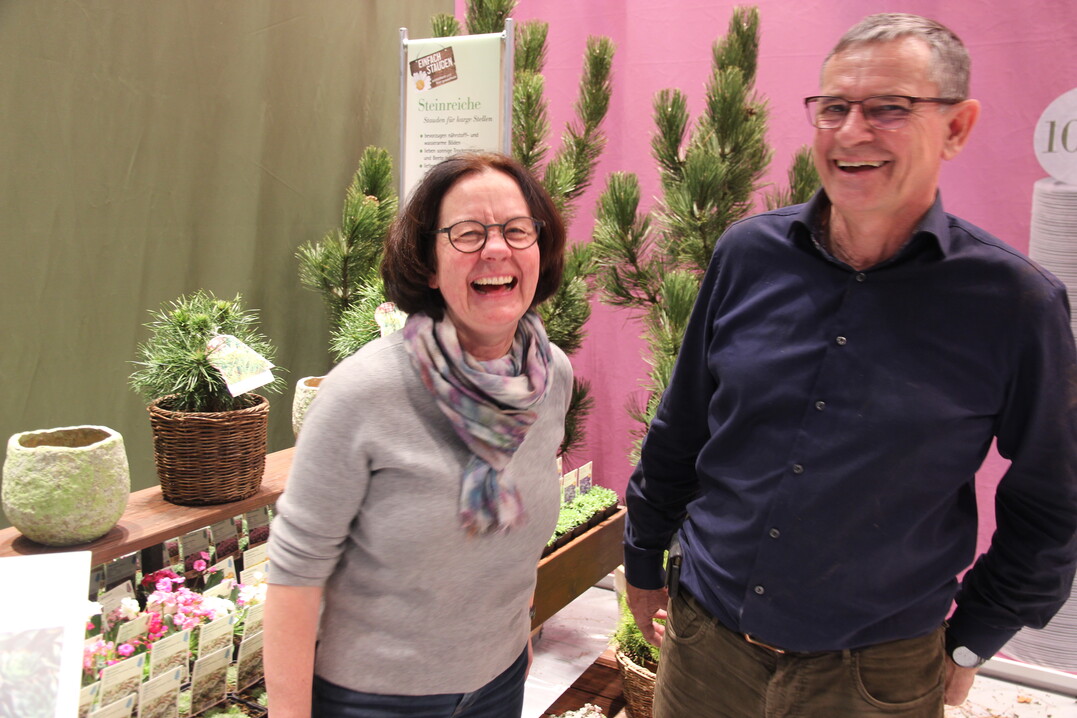 Die Hussermanns haben gut Lachen, schlielich hat der groe Kirschbaum, der den Stand des Unternehmens schmckt, pnktlich am ersten Aufbautag die erste Knospe geffnet. 