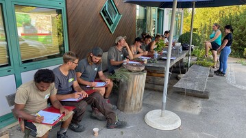 Auszubildende beim Pflanzentest