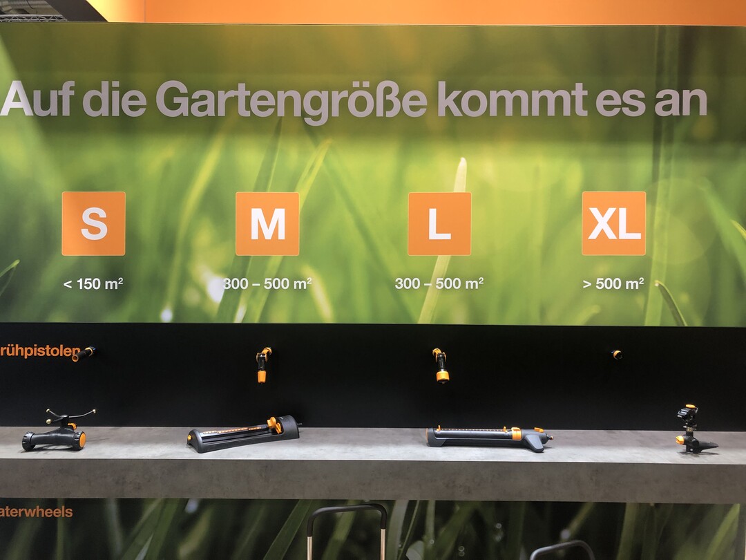 Keine langes Rumsuchen nach den geeigneten Komponenten und Schlauchlngen: Fiskars macht die Gartenbewsserung einfach. Mit den Konfektionsgren S, M, L und XL findet jeder das richtige Zubehr. Gute Idee und fr den Handel ein guter Ansatz, sich mit Markenprodukten Mehrumsatz zu verschaffen (www.fiskars.de).