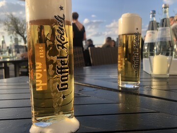 Bei tollem Blick auf den Klner Dom den ersten Messetag ausklingen lassen - die 6 o clock-Messeparty in den Rheinterrassen.