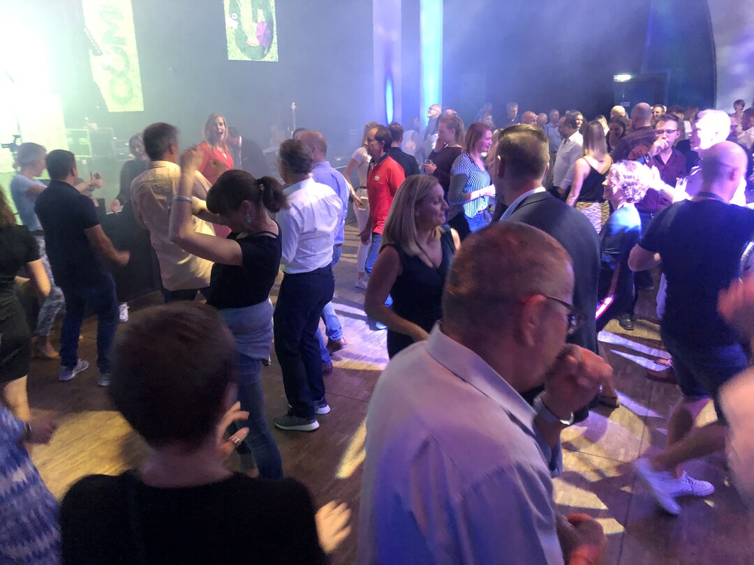 ....und bei guter Musik lsst sich hier auch eine Runde tanzen - 6 clock-Party der Koelnmesse