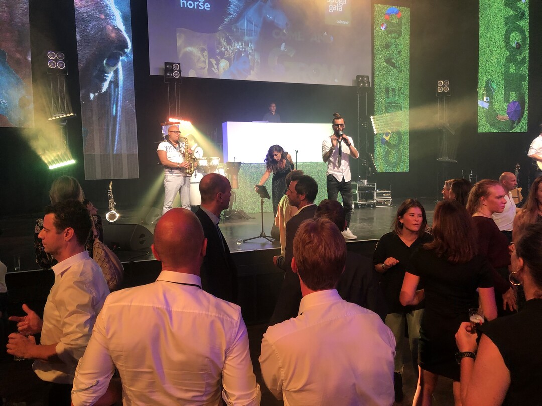 ....und bei guter Musik lsst sich hier auch eine Runde tanzen - 6 clock-Party der Koelnmesse