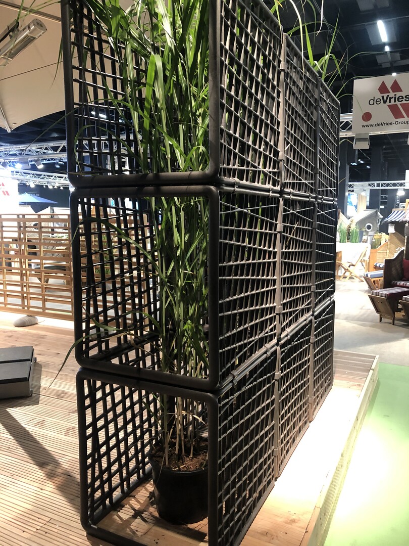 Recycling-Material geht auch cool? Und ob. Der italienische Hersteller Nardi macht es bei der modulare Trennwand EcoWall vor. Sie besteht aus wiederverwertetem Polypropylen. Die Module knnen vertikal oder horizontal zusammengestellt werden. (www.nardioutdoor.com) 