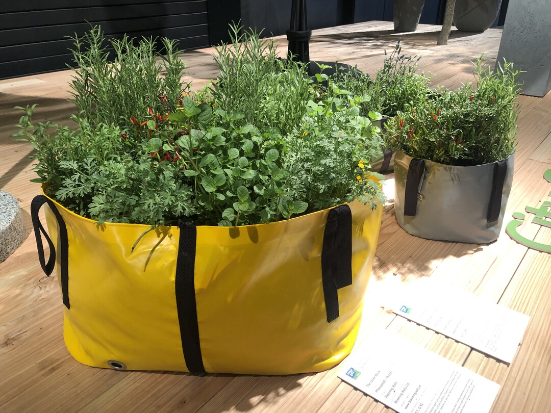 Gärtner auf dem Balkon ist mit der grünen Tasche - die paradoxerweise gelb ist - leicht und optisch ansprechend. Gibt es bei Blooming Walls (www.bloomingwalls.ie)