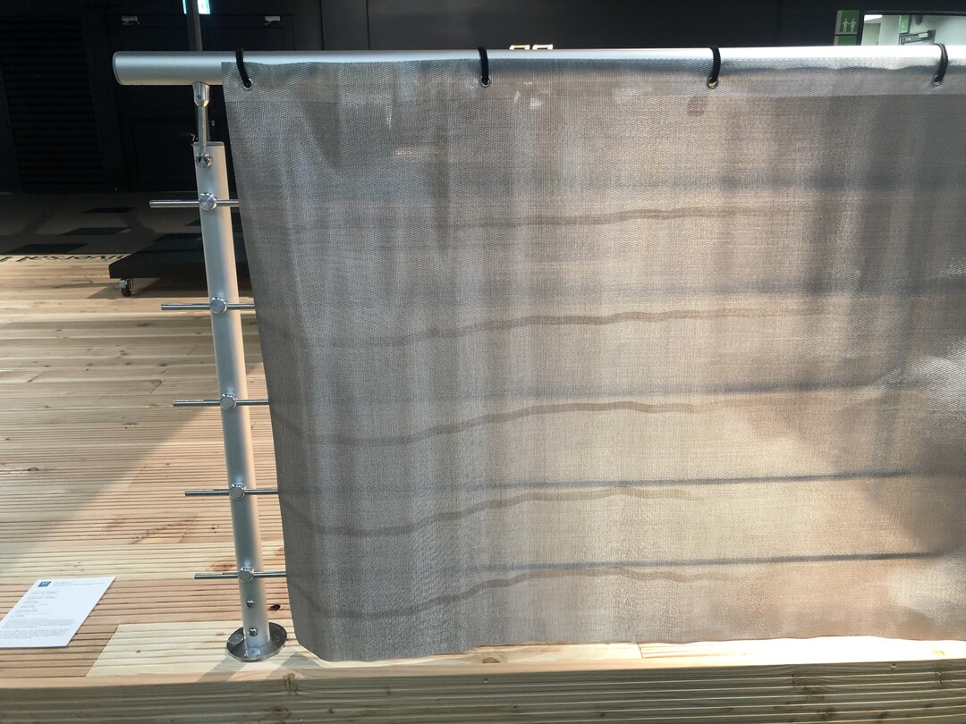 Wetterfest und elegant: "Texstyle" ist zu 70% aus PVC und zu 30% aus PET. Das Material sorgt fr Sicht- und Windschutz bei nur 580g Gewicht pro m (www.tenax.net)