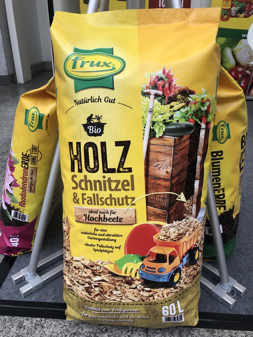 Auch eine Idee: multifunktionale Holzschnitzel in Scke zu packen. Der Substratanbieter frux hatte die Idee; als Basis in Hochbeeten, als Fallschutz und notfalls auch zum Verheizen. (www.frux.de)