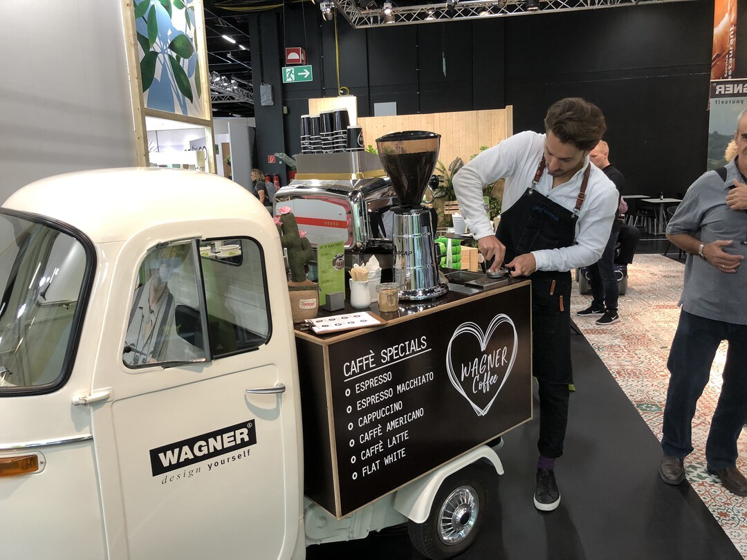 Schne Idee fr einen Kundenaktion am Wochenende - ein Barista mit seinem kleinen Kaffeewagen