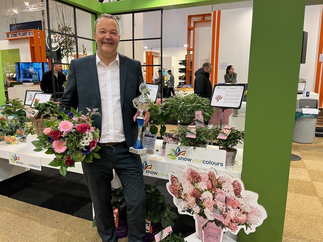 Show Your Colours Award: Geschäftsführer Sebastian Heinje nahm für die Hortensie Hydrangea paniculata ‘Groundbreaker® Blush’ den begehrten Pokal von der IPM ESSEN mit nach Hause.