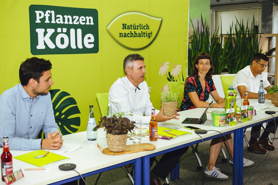 Auf einer Pressekonferenz informierte die Geschäftsleitung von Pflanzen Kölle über das nachhaltige Engagement des Unternehmens (v.l.): Koray Altintas, Marketingleiter, Jörg Greimel, Geschäftsführer, Ulrike Rothhaar, Nachhaltigkeitsbeauftragte und Michael Wittmann, Geschäftsleiter für Einkauf, Logistik und Bio-Gärtnerei.
