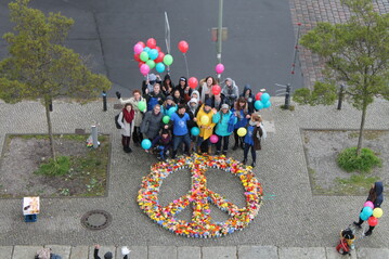 Ein Peace-Zeichen aus 3.000 Blten wie Rosen, Gerbera, Chrysanthemen und Tulpen 