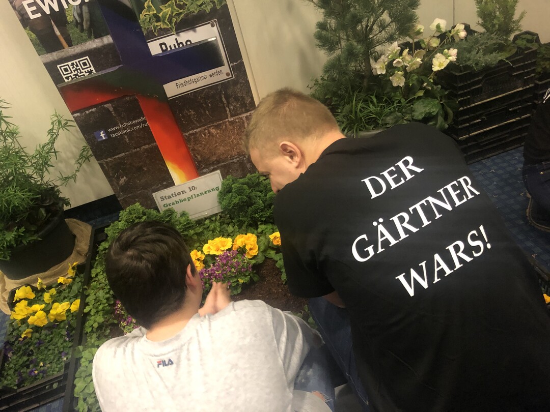 Die Grnen Verbnde und die Messe Essen hatten am Mittwoch zum I LOVE
GREEN  Tag der Ausbildung eingeladen, um Schlern der Klassen 8 bis 10 die
Mglichkeit zu bieten, sich ber die grnen Berufe zu informieren. 450 Jugendliche waren angemeldet und informierten sich an Stnden ber die sieben
Sparten des Gartenbaus. 