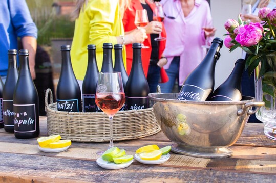 TopBottle von Gourmet Berner wurde von Frauen fr Frauen entwickelt. Der moussierende, leichte Sekt mit einer Note von schwarzer Johannisbeere wird in einer schwarzen, blickdichten Flasche abgefllt. Das Besondere sind die Etiketten mit Texten wie Team Bride, Happy Hour oder Mogst an secco?. Zum Start gibt"s 30 verschiedene Etiketten, sortiert nach Themen wie Lifestyle, Dates und Weihnachten.