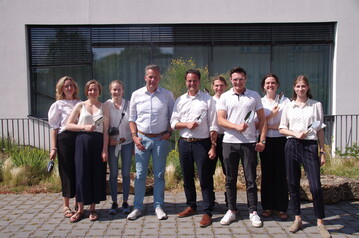 Rupert Fey, Geschftsfhrer der PlusPlants-Gruppe (vierter von links), bedankte sich sehr herzlich bei den Studierenden und dem Betreuer Prof. Lampert (fnfter von links).
