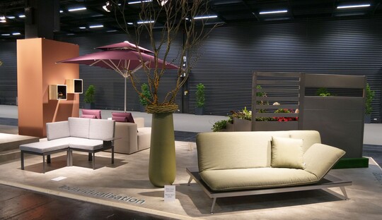 Als Teil des privaten Umfelds soll heute auch das "grne Wohnzimmer" nach persnlichen Vorlieben gestaltet werden. Dabei erweitern neue Materialien und digitale Herstellungsverfahren das Desihnspektrum fr drauen. Die Trendshow zeigte Outdoormbel und -accessoires die sich an individuelle Bedrfnisse anpassen lassen: flexible Mbelserien, die sich an individuelle Bedrfnisse anpassen und nach Belieben konfiguriert werden knnen, Einzelstcke mit groer Variationsvielfalt in Material und Farbe, oder Erweiterungen von bestehenden Produkten, die auf neue Wnsche reagieren.