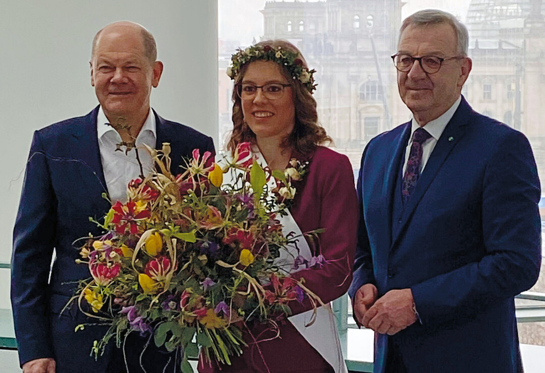 Der Blumengru des Gartenbaus zum Valentinstag, gefertigt und bergeben von der Deutschen Blumenfee 2023/24 Kathrin Khler an Bundeskanzler Olaf Scholz. ZVG-Prsident Jrgen Mertz erluterte die aktuellen Herausforderungen der Branche.