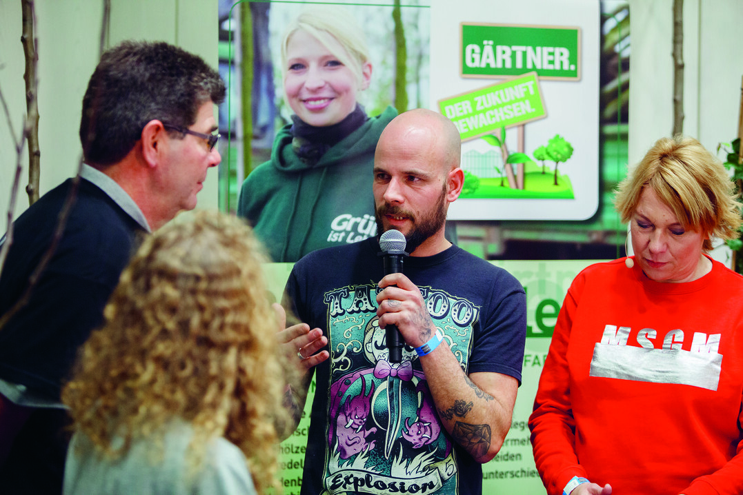  Nachwuchswerbung: Auf der Suche
nach jungen Talenten luden die Grnen Verbnde gemeinsam zum Tag
der Ausbildung. Auf der Bhne stand diesmal unter anderem Tristan (Foto), der
aus Youtube-Videos bekannte 1000-Gute-Grnde-Grtner.