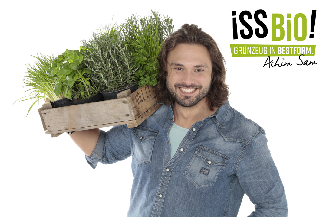 IssBio by Achim Sam ist eine junge Bio-Eigenmarke von Landgard. Entertainer Achim Sam als Testimonial vermittelt auf seine charmante Art die Lust auf Bio-Kruter und die Freude an gesunder Ernhrung  ohne dabei den Zeigefinger zu erheben.