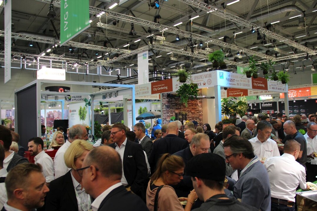 Zum siebten Mal trafen sich am 2. September ab 17:30 Uhr Hersteller, Lieferanten, Kunden und Medienvertreter der Grnen Branche am Stand des IVG. Bei Klsch, kleinen Kstlichkeiten und Musik bot die Gartenparty eine entspannte Atmosphre fr den ungezwungenen Austausch.