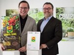 Oliver Trappmann (Regional Director Central Europe) und CEO Stephan Engster freuen sich über die erneute Auszeichnung von COMPOs Klassiker.