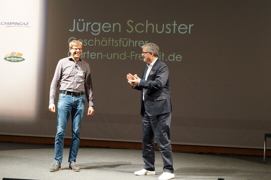 Jrgen Schuster, Geschftsfhrer Raumschmiede GmbH: "Wirklich differenzierende Shopping-Erlebnisse des stationren Handels kann der Onlinehandel nicht umsetzen. Relevante Ausnahmen: AR (Augmented Reality) beziehungsweise VR (Virtual Reality) haben ein groes Potenzial. Um online bessere Kundenerlebnisse bieten zu knnen, muss in Technologien und Kompetenzen im Bereich Computer (Generated Imagery, CGI/3D) investiert werden.
Aus dem Online-Handel lassen sich in den stationren Handel gut digitale Services bertragen, wie Informationen zum Sendungsstatus oder Online-Ratgeber, denn es gibt keine physischen Restriktionen. Ohne Digitalisierung ist heute kein guter Service mehr mglich."
