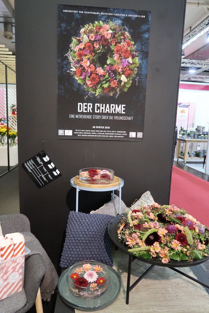 Fr die aktuelle Kollektion just chrys inszeniert das FDF-Kreativ-Team Chrysanthemen im Stil von Filmplakaten.