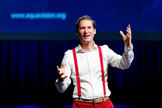 Am 24. Januar 2023 von 18:00 bis 18:45 Uhr bernimmt Ken Hughes den Keynote-Auftakt. Als fhrender Experte fr Konsumenten- und Kuferverhalten sowie als Customer Experience-Stratege stellt er die Frage Ist Ihr Unternehmen auf den Verbraucher von morgen vorbereitet? und regt zu neuen Strategien an, um eine emotionale Markentreue zu erreichen, die ber den einfachen Transaktionskauf bei Konsumgtern hinausgeht. In seinem Vortrag erfahren die Teilnehmer*innen, wie sie im Alltag des Verbrauchers an Bedeutung gewinnen knnen. Die neue Generation legt nicht mehr so viel Wert auf materiellen Besitz wie frhere Generationen. Heute geht es vor allem um die Erfahrung. Wir sind von einer "Du bist, was du besitzt"-Welt zu einer "Du bist, was du erlebst"-Welt bergegangen. Der Aufbau dieses Erfahrungswerts ist fr die meisten Marken zu einem der Hauptschwerpunkte in ihrem Bemhen um Relevanz geworden, ist Hughes berzeugt.