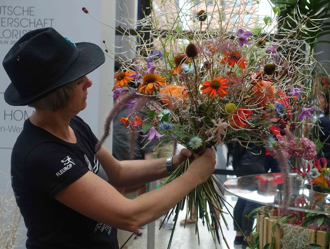 Das Bild zeigt Kristina Hommers beim Binden Ihres Meisterschafts-Straußes in Berlin. Sie startete für den FDF-Landesverband NRW, der zusammen mit dem BVE und der Messe Essen zum Messecup aufruft.