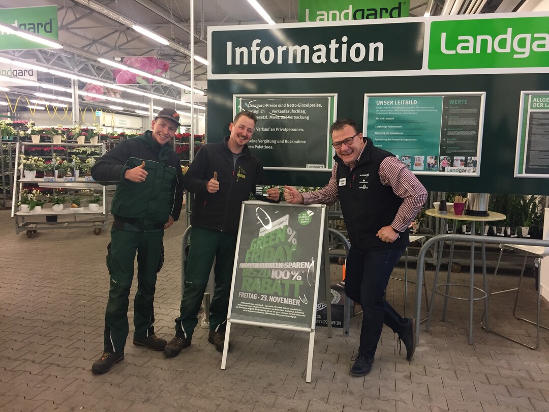 Felix und Peter Meer von Blumen Meer freuten sich gemeinsam mit Barry Duwel, Marktleiter im Cash & Carry Markt Nürnberg, über einen der begehrten 100 Prozent Gewinne.