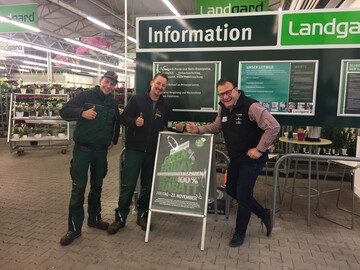Felix und Peter Meer von Blumen Meer freuten sich gemeinsam mit Barry Duwel, Marktleiter im Cash & Carry Markt Nrnberg, ber einen der begehrten 100 Prozent Gewinne. 