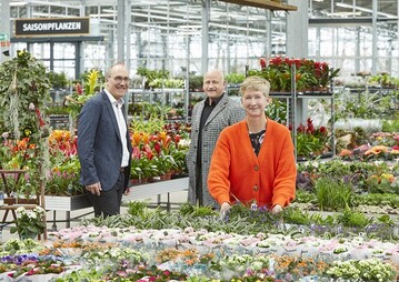 Freuen sich gemeinsam ber den erfolgreichen Abschluss der Modernisierungsmanahmen (v.l.): Helmut Lenen, Bereichsleiter im Landgard-Fachhandel, Landgard-Vorstand Dirk Bader und Jana Graser, Leiterin im Cash & Carry-Markt Chemnitz-Rhrsdorf.