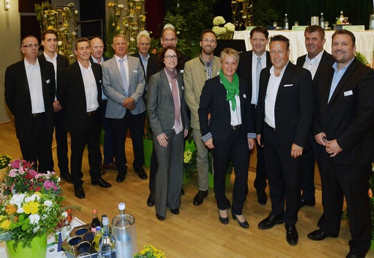 Der Aufsichtsrat und der Vorstand der Landgard eG nach der Vertreterversammlung 2018 (v.l.): Martin Flintrop, Christian Berghs-Trienekens, Peter Zander, Manfred Rieke, Willi Andree, Norbert Artmeyer, Wolfgang Schubert, Dr. Svea Pacyna-Schrheck, Hilko Dahlke, Sylvia Wegelin, Carsten Bnig (CFO der Landgard eG), Armin Rehberg (CEO der Landgard eG), Bert Schmitz (Aufsichtsratsvorsitzender der Landgard eG) und Carsten Knodt. L