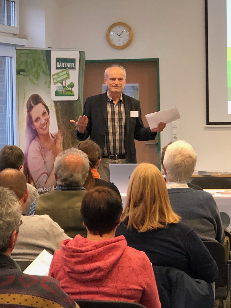 Laudatio von Gerhard Over auf Peter Wieting, der den Bildungspreis erhielt