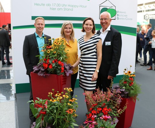 Whrend der drei spoga+gafa-Messetage schmckten die Gefe von Lechuza den VDG-Stand, zum Ende der Messe wurden sie fr einen guten Zweck versteigert. Die Pflanzen wurden gesponsert von Air So Pure, Beekenkamp, Vreugdenhill, Selecta One, La Bio, Van Woudenberg Tuinplanten und Plusplants. Im Bild: Susanne Schuh (2.v.r.) und Christian Ruopp (l.) von Lechuza mit VDG-Prsidentin Martina Mensing-Meckelburg (2.v.l.) und Peter Botz (r.) 