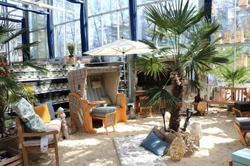 Die Sonderflche "Lennep Beach", im Gartencenter Kremer, lobt Oliver Mathys als besonders gelungene Prsentation, die in einer Zeit, in der der Urlaub in fernen Lndern nicht mglich ist, die Urlaubsstimmung ins Gartencenter bringt.   