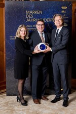 Die Auszeichnung "Marken des Jahrhunderts - Stars 2016" wurde dem Unternehmerehepaar Elke und Claus Krumpholz von Dr. Florian Langenscheidt (rechts) jetzt in Berlin verliehen.