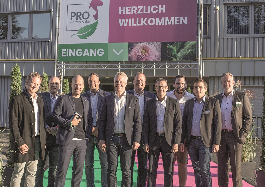 Der Messebeirat ist zufrieden mit der gelungenen Premiere der PRO garten & tier (v.l.n.r.) Carsten Markus (SAGAFLOR AG), Stefan Berkes (IHAK), Stefan Lohrberg (Koelnmesse), Sebastian Heinje (Heinje), Peter Pohl (GFME GmbH), Martin Beckwermet (Oase), Martin Schweikert (SAGAFLOR AG), Florian Schmager (AS Aquaristik), Edwin Schwarzkopf (Nobby) und Andreas Schillmller (Compo)
