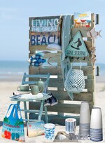 „Tag am Meer“:
Serviette und Kerze: Ambiente Europe, Vasen: Goldbach, Bücher: Groh Verlag, Tasche: La Vida, Geschirr: Seltmann, restliche Accessoires: J-line